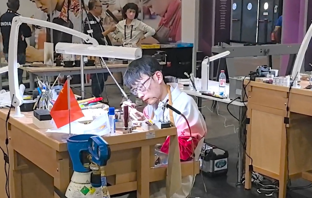 技能照亮前程！珠宝加工项目冠军是如何“打磨”出世界技能大赛金牌的？
